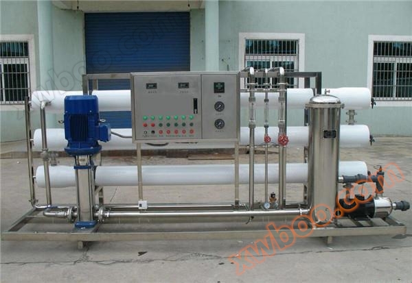 反渗透设备依靠反渗透膜在一定压力下使溶液中的溶剂和溶质分离的特性工作