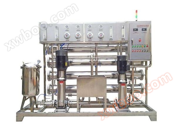 反渗透设备依靠反渗透膜在一定压力下使溶液中的溶剂和溶质分离的特性工作