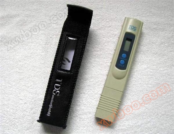 TDS水质测试笔是一种简易便携式水质测试工具，用来测试水的TDS值或水的电导率，以判断水的纯净或污染程度