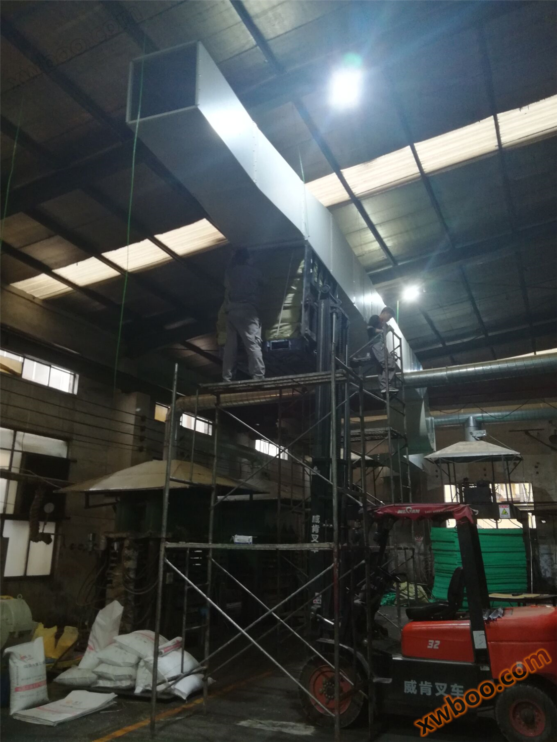 环保空调也叫作蒸发式冷风机，是一种降温换气，防尘除异味的蒸发式降温换气机组。环保空调其重要的一个特点是节能环保，不仅让企业车间、公共场合、商业娱乐场合等带来新鲜的空气和降温，其小号的电量也并不高，并且不适用压缩机，没有冷媒、铜管的环保产品，能够为各种行业的使用实实在在的省电。