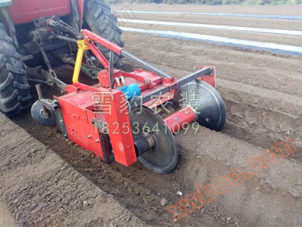 120型イチゴの畝立て鎮圧機