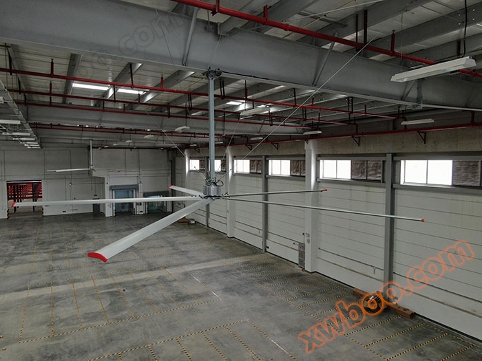 Установка промислової системи охолодження великих вентиляторів на майстерні