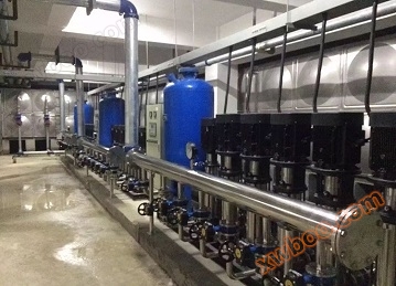 Dispositif d'alimentation en eau à fréquence variable