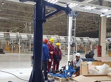 Folding arm crane hoist